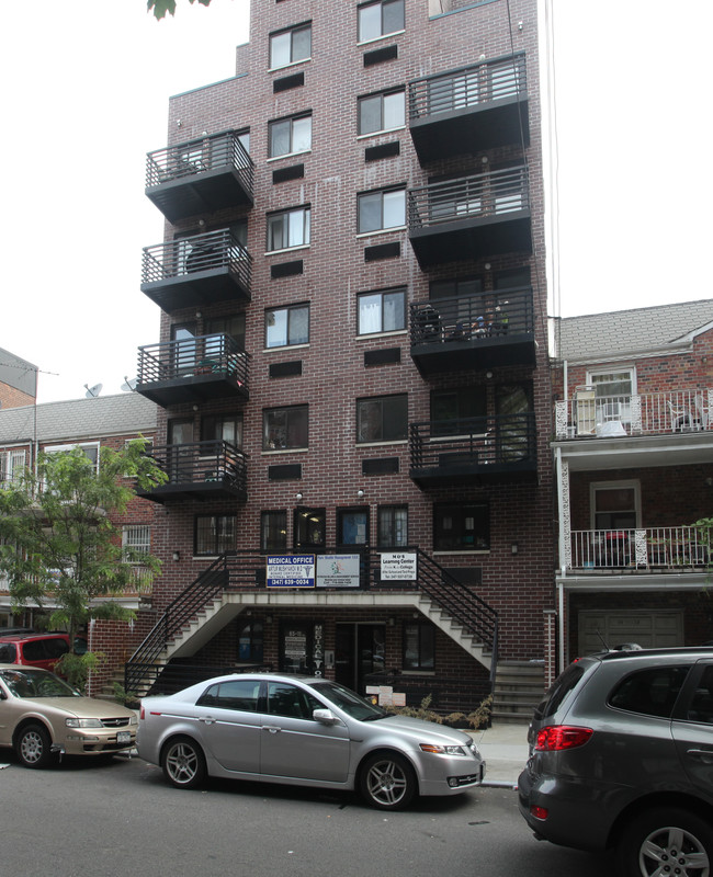 65-11 Booth St in Rego Park, NY - Building Photo - Building Photo