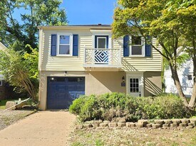 922 Blankenbaker Ln in Louisville, KY - Building Photo