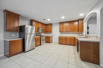 9842 Lynette Falls Dr in Houston, TX - Building Photo - Building Photo