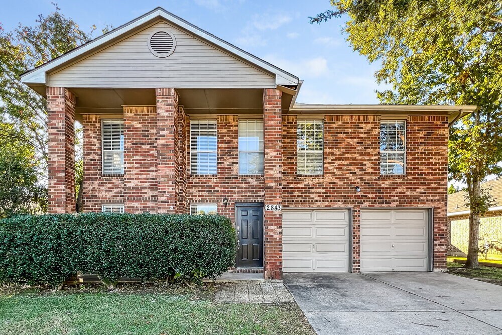 2843 Red Oak Dr in Grand Prairie, TX - Building Photo