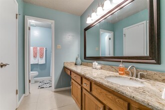 16830 Rippling Mill Dr in Sugar Land, TX - Building Photo - Building Photo