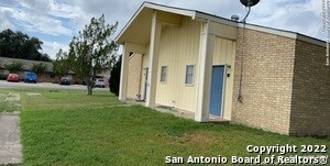 657 E 4th St in Yorktown, TX - Building Photo
