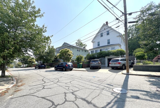 41 Hancock Ave, Unit 2 in Medford, MA - Building Photo - Building Photo