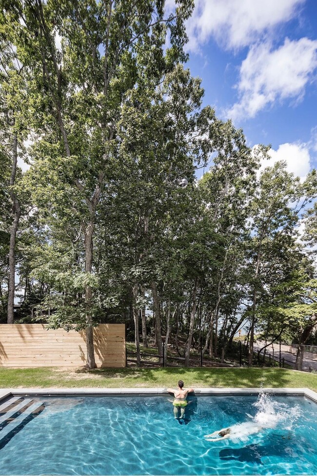 69 Whalebone Landing Rd in Southampton, NY - Foto de edificio - Building Photo