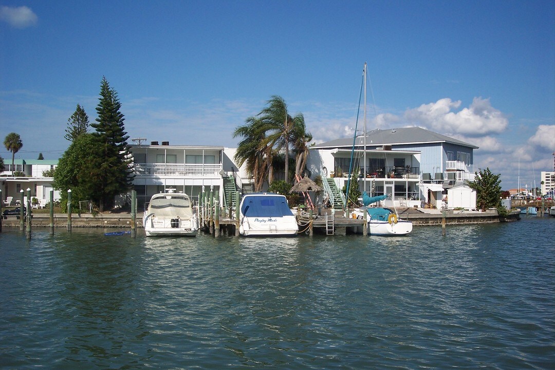 665 Bay Esplanade in Clearwater, FL - Foto de edificio