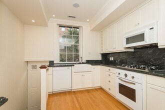 64 Mt Vernon St in Boston, MA - Building Photo - Building Photo