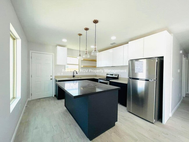 3802 Las Vistas Ln, Unit 3 in Weslaco, TX - Building Photo - Building Photo