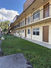 402 Lakeside Dr in Margate, FL - Foto de edificio - Building Photo