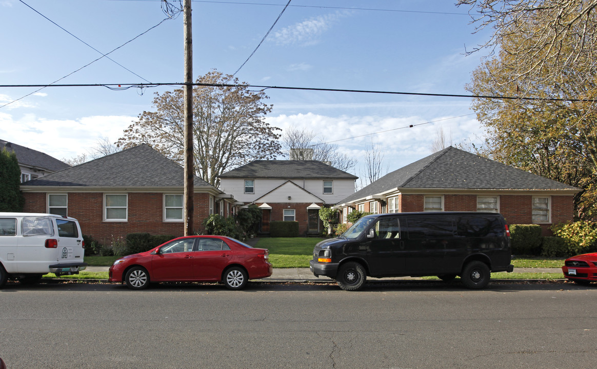 135 NE 18th Ave in Portland, OR - Foto de edificio