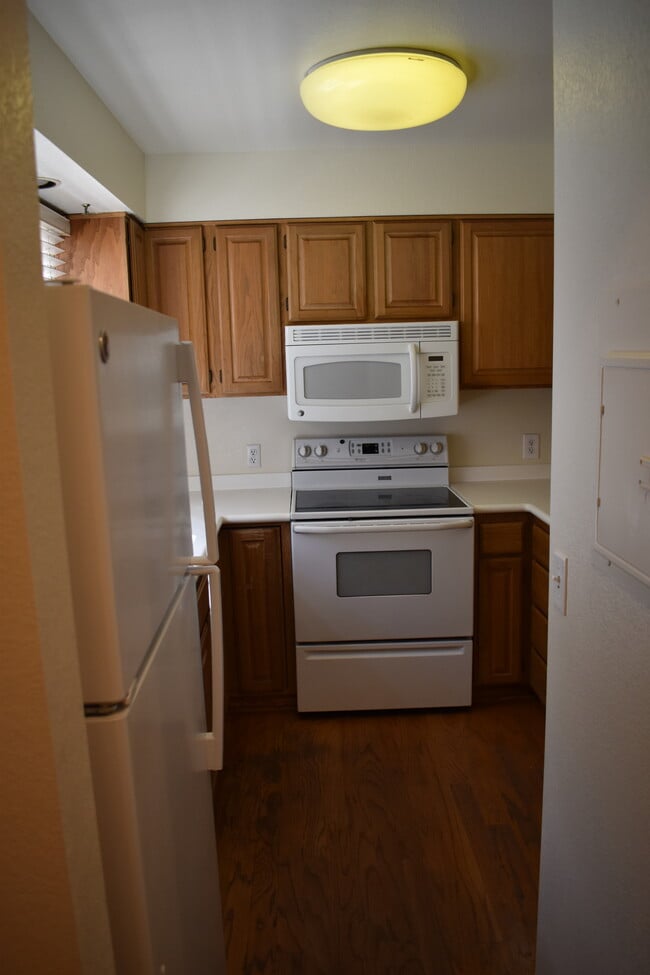 1555 Cherry St, Unit #3 in San Carlos, CA - Building Photo - Building Photo