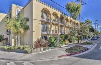 2311 4th St, Unit 118 in Santa Monica, CA - Building Photo - Building Photo