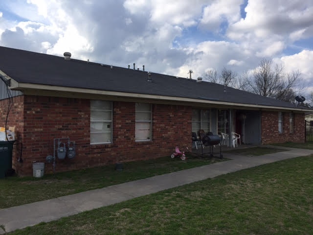 River Oak Village in Yazoo City, MS - Foto de edificio