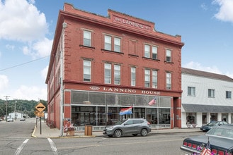 Lanning House in Dennison, OH - Foto de edificio - Building Photo