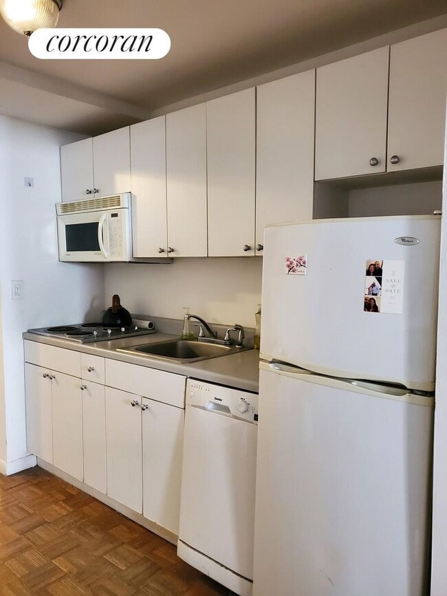 52 E 13th St in New York, NY - Building Photo - Building Photo