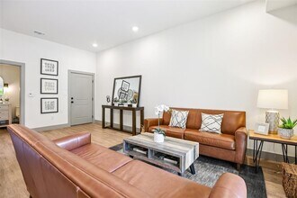 2450 Wickersham Ln in Austin, TX - Foto de edificio - Building Photo