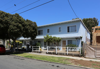 302 S Myers St in Oceanside, CA - Foto de edificio - Building Photo