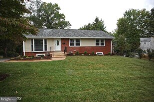 1318 Mayflower Dr in McLean, VA - Building Photo