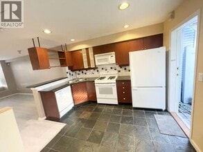 7489 Magnolia Terrace in Burnaby, BC - Building Photo - Building Photo