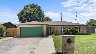 414 Hallmark Dr in Arlington, TX - Building Photo