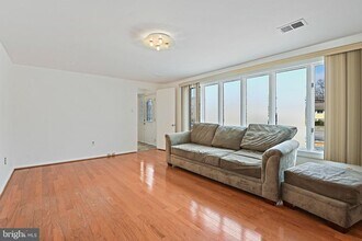 6713 Old Chesterbrook Rd in McLean, VA - Building Photo - Building Photo