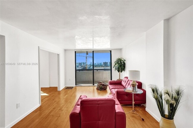 1775 Washington Ave, Unit PH4 in Miami Beach, FL - Building Photo - Building Photo