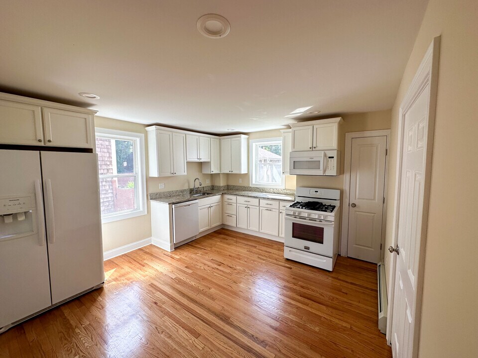 13 Aubin St, Unit 1 in Amesbury, MA - Building Photo