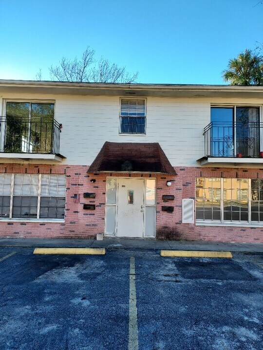 201 Nancy Dr in Daytona Beach, FL - Building Photo