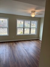 135 Old Fall Creek Rd in Blountville, TN - Foto de edificio - Building Photo