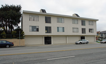 165-195 E Market St in Daly City, CA - Foto de edificio - Building Photo