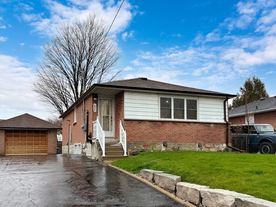 606 Shakespeare Av in Oshawa, ON - Building Photo