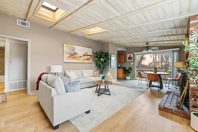 865 W Hillcrest Dr in Thousand Oaks, CA - Building Photo - Building Photo