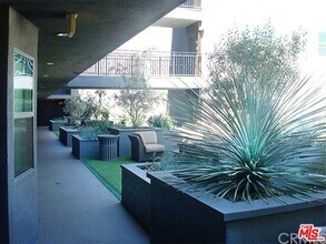 11925 Kling St-Unit -206 in Los Angeles, CA - Building Photo - Building Photo