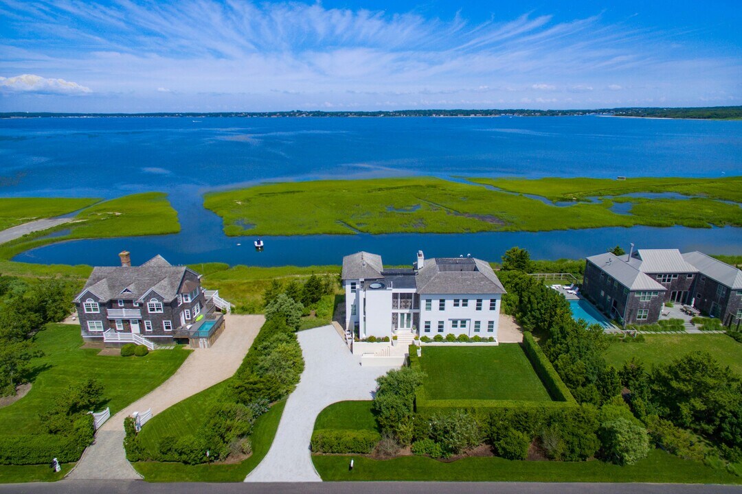 1377 Meadow Ln in Southampton, NY - Building Photo