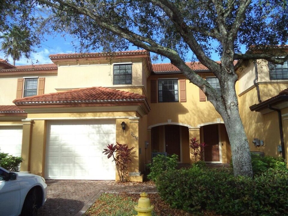 9058 Water Tupelo Rd in Ft. Myers, FL - Building Photo