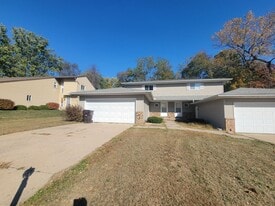 6818 N Parkwood Dr in Peoria, IL - Building Photo