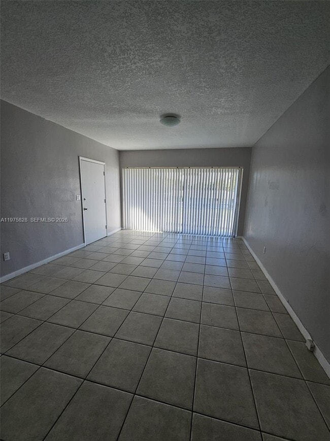 2201 NE 172nd St in North Miami Beach, FL - Building Photo - Building Photo