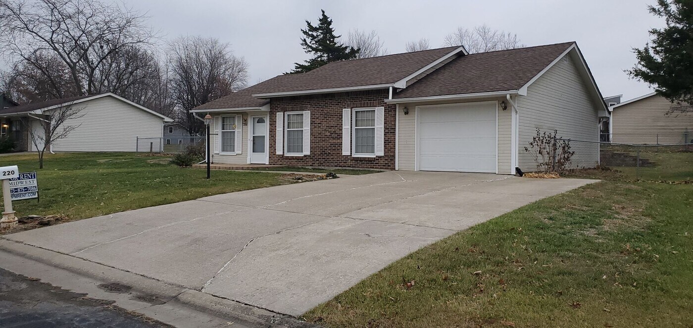220 N Sunnyside Ct in Columbia, MO - Building Photo