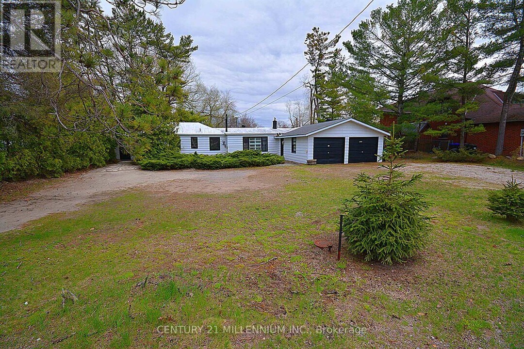 107 Old Mosley St in Wasaga Beach, ON - Building Photo