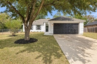 1006 Cottonbowl Dr in Taylor, TX - Building Photo