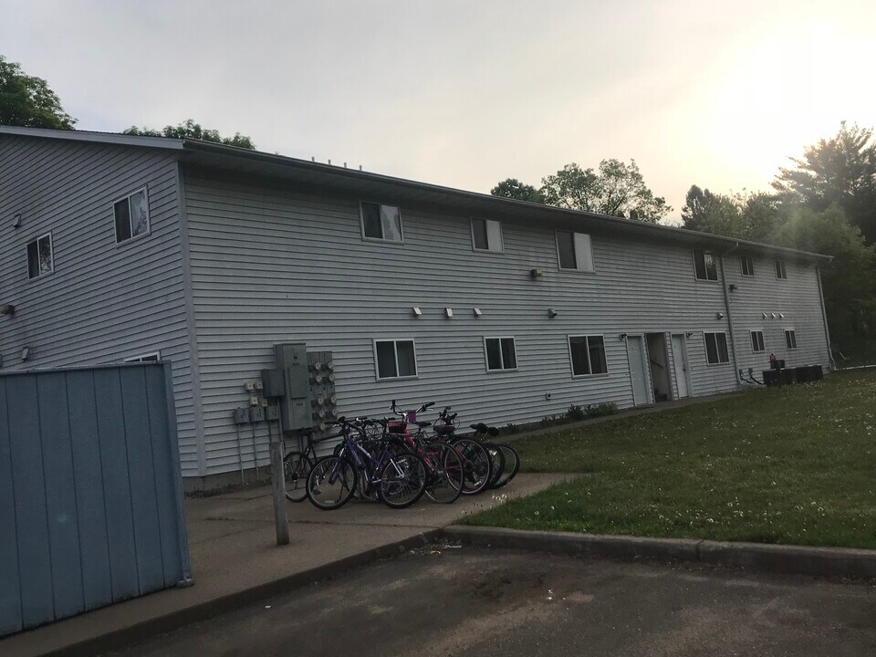 414 14th Ave W in Menomonie, WI - Building Photo