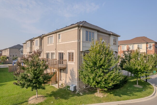 8 Abercove in Brampton, ON - Building Photo - Building Photo