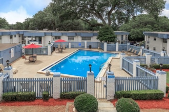 Rolling Hills Apartments in Tallahassee, FL - Foto de edificio - Building Photo