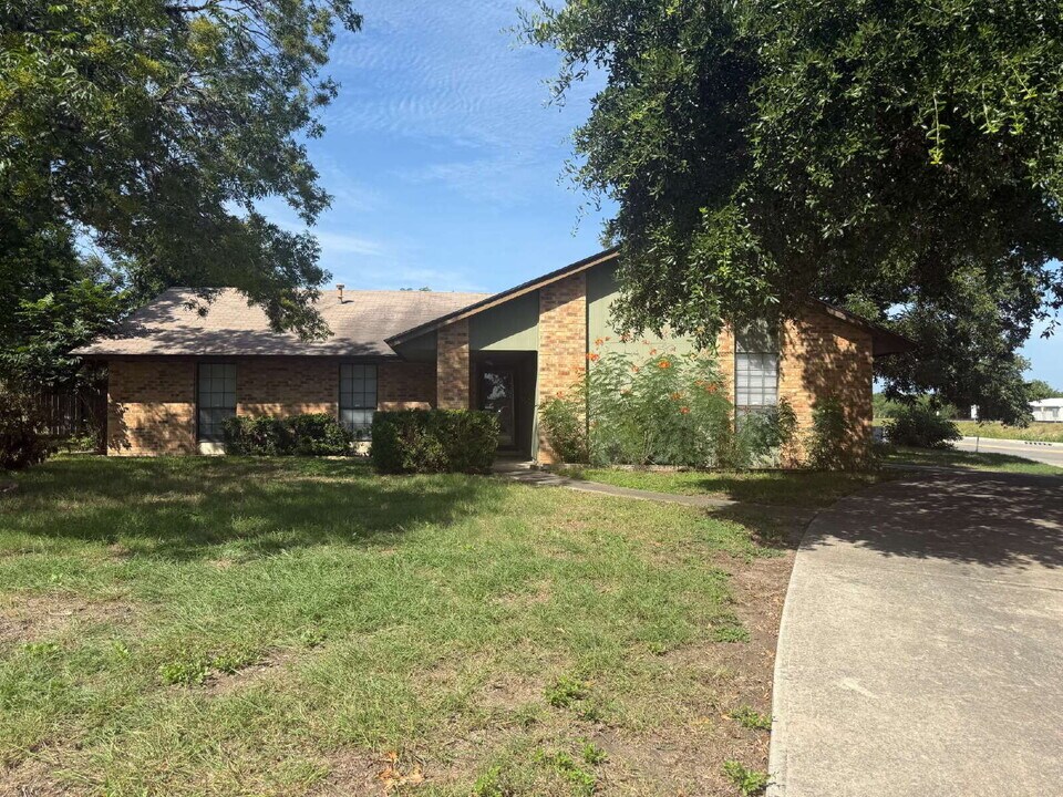 912 Spring Hill Dr in New Braunfels, TX - Building Photo