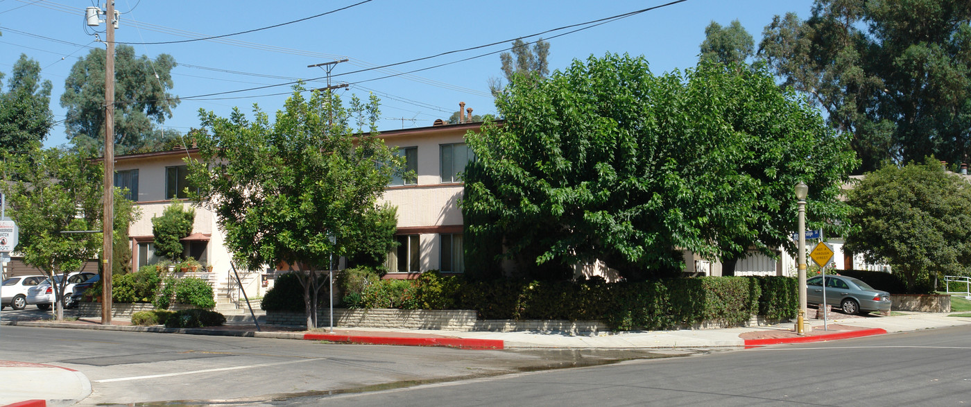 11905 Woodbridge St in Studio City, CA - Foto de edificio