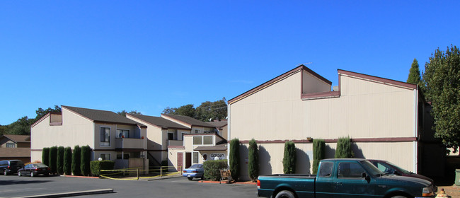 Golf Course Apartments in Cameron Park, CA - Building Photo - Building Photo