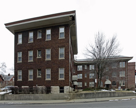 Woodburn Courtyard Apartments in Cincinnati, OH - Building Photo - Building Photo