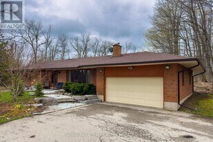 4711 Watson Rd S in Puslinch, ON - Building Photo