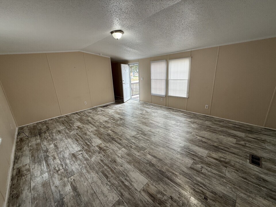 3213 S Dingle Dr in Florence, SC - Building Photo