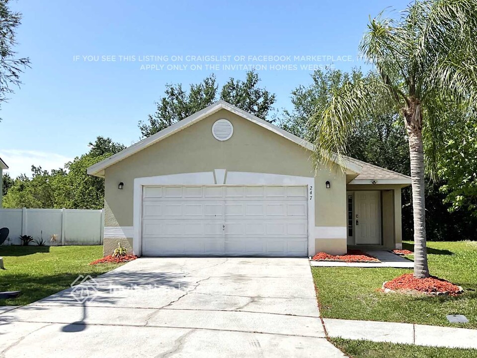 247 Southbridge Cir in Kissimmee, FL - Foto de edificio