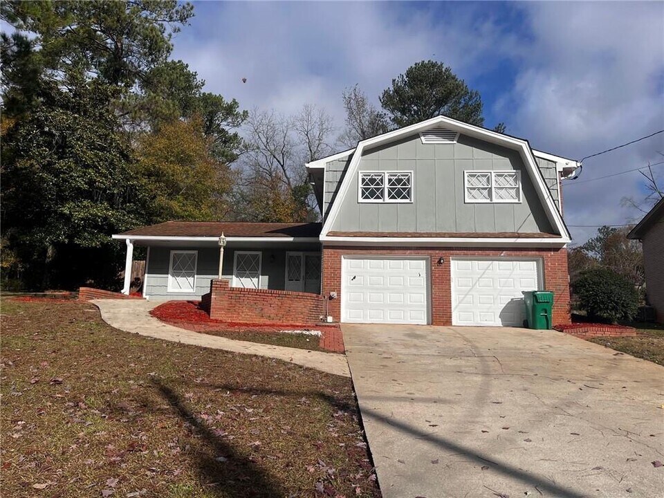 4016 Elmscourt Dr in Stone Mountain, GA - Building Photo